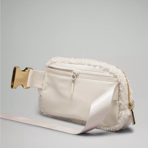 Lululemon Everywhere Belt Bag 1L Fleece, white opal/gold, NWT - Picture 4 of 6